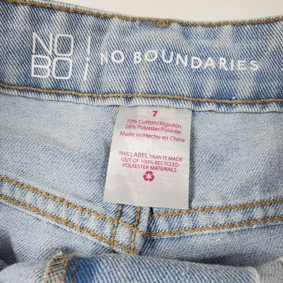 No Boundaries Light Wash Distressed Cut Off Shorts - Picture 10 of 10